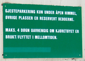 Skilt: Gjesteparkering kun under åpen himmel, øvrige plasser er reservert beboerne. Maks. 4 døgn uavhengig av om kjøretøyet er brukt/flyttet i mellomtiden.