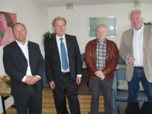 Medlemmer av arbeidsgruppen og Reidar Skjthaug