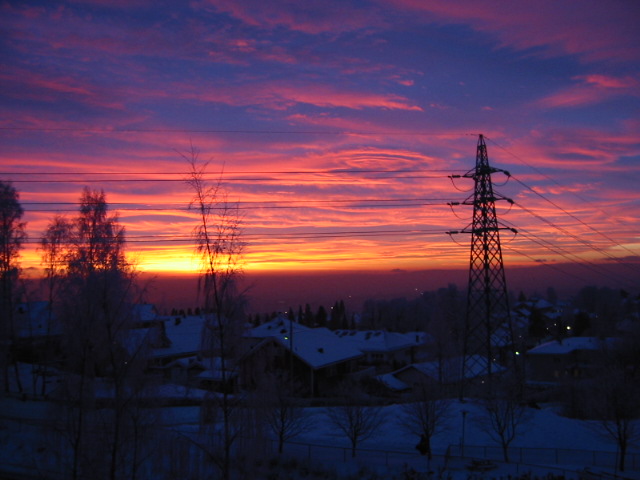 Solnedgang over Oslo den 19. desember 2002. (Foto: Helge vers)